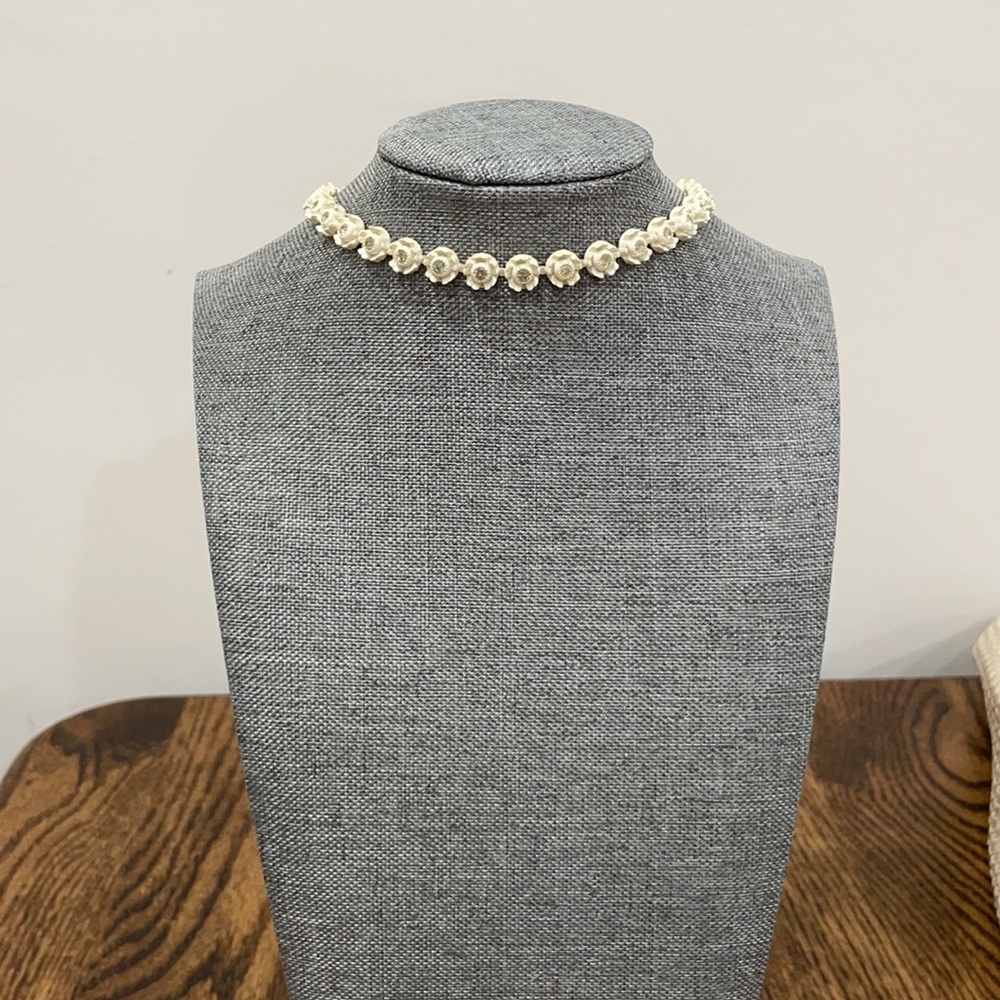 Vintage white flower choker necklace